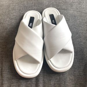 Low heeled crossed leather white sandals